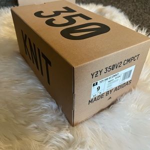 Empty Yeezy 350 V2 compact shoebox